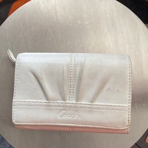 PRE-OWNED COACH WHITE WOMEN’S WALLET